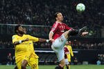 MILAN, ITALY - FEBRUARY 15:  Zlatan Ibrahimovic of AC Milan controls the ball under pressure from Alex Song of Arsenal during the UEFA Champions League round of 16 first leg match between AC Milan and Arsenal at Stadio Giuseppe Meazza on February 15, 2012 in Milan, Italy.  (Photo by Shaun Botterill/Getty Images)
