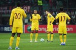 MILAN, ITALY - FEBRUARY 15:  Thierry Henry of Arsenal talks to team mates after coming on as a substitute during the UEFA Champions League round of 16 first leg match between AC Milan and Arsenal at Stadio Giuseppe Meazza on February 15, 2012 in Milan, Italy.  (Photo by Shaun Botterill/Getty Images)