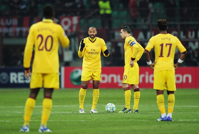 MILAN, ITALY - FEBRUARY 15:  Thierry Henry of Arsenal talks to team mates after coming on as a substitute during the UEFA Champions League round of 16 first leg match between AC Milan and Arsenal at Stadio Giuseppe Meazza on February 15, 2012 in Milan, Italy.  (Photo by Shaun Botterill/Getty Images)