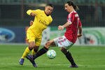 MILAN, ITALY - FEBRUARY 15: Alex Oxlade-Chamberlain of Arsenal is challenged by Zlatan Ibrahimovic of AC Milan during the UEFA Champions League round of 16 first leg match between AC Milan and Arsenal at Stadio Giuseppe Meazza on February 15, 2012 in Milan, Italy.  (Photo by Shaun Botterill/Getty Images)
