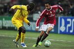 MILAN, ITALY - FEBRUARY 15:  Robinho of AC Milan takes on Bacary Sagna of Arsenal during the UEFA Champions League round of 16 first leg match between AC Milan and Arsenal at Stadio Giuseppe Meazza on February 15, 2012 in Milan, Italy.  (Photo by Shaun Botterill/Getty Images)