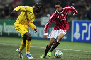 MILAN, ITALY - FEBRUARY 15:  Robinho of AC Milan takes on Bacary Sagna of Arsenal during the UEFA Champions League round of 16 first leg match between AC Milan and Arsenal at Stadio Giuseppe Meazza on February 15, 2012 in Milan, Italy.  (Photo by Shaun Botterill/Getty Images)