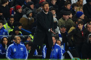 LONDON, ENGLAND - FEBRUARY 05:  Andre Villas-Boas manager of Chelsea shouts from the bench during the Barclays Premier League match between Chelsea and Manchester United at Stamford Bridge on February 5, 2012 in London, England.  (Photo by Mike Hewitt/Getty Images)