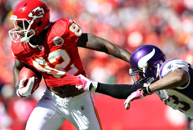 KANSAS CITY, MO - OCTOBER 02:  Receiver Dwayne Bowe #82 of the Kansas City Chiefs makes a catch for a touchdown during the 2nd half of the game against the Minnesota Vikings on October 2, 2011 at Arrowhead Stadium in Kansas City, Missouri.  (Photo by Jamie Squire/Getty Images)