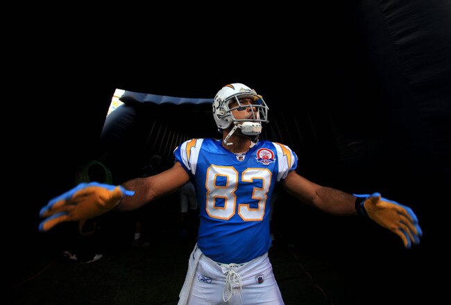 SAN DIEGO, CA - OCTOBER 19:  Wide Receiver Vincent Jackson #83  of the San Diego Chargers prepares to enter the field before the game against the Denver Broncos during Monday Night Football on October 19, 2009 at Qualcomm Stadium in San Diego, California. (Photo by Donald Miralle/Getty Images)