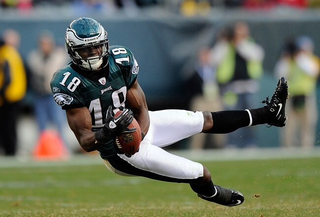 PHILADELPHIA, PA - JANUARY 01:  Jeremy Maclin #18 of the Philadelphia Eagles catches a pass from Michael Vick #7 of the Eagles during a game against the Washington Redskins at Lincoln Financial Field on January 1, 2012 in Philadelphia, Pennsylvania.  (Photo by Patrick McDermott/Getty Images)