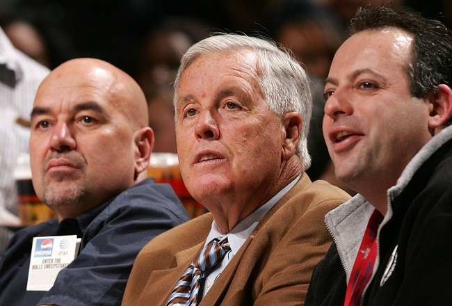 CHICAGO - JANUARY 13:  Team owner Michael Heisley (C) of the memphis Grizzlies sits courtside during the Grizzlies game against the Chicago Bulls January 13, 2007 at the United Center in Chicago, Illinois. NOTE TO USER: User expressly acknowledges and agrees that, by downloading and or using this photograph, user is consenting to the terms and conditions of Getty Images License Agreement.  (Photo by Jonathan Daniel/Getty Images)