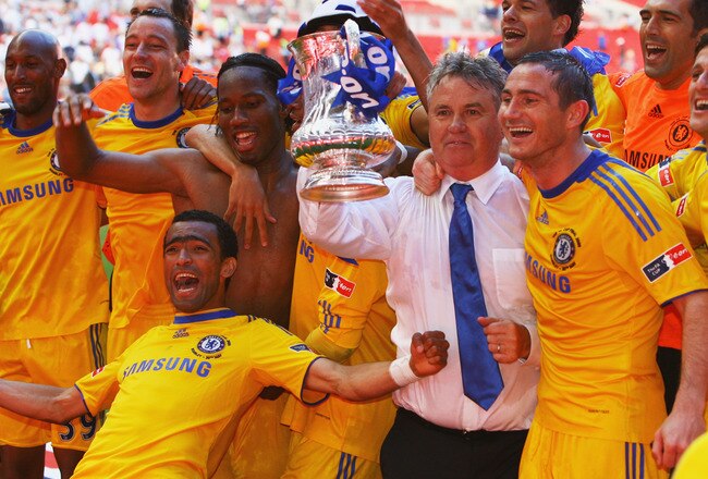 LONDON, ENGLAND - MAY 30:  Chelsea manager Guus Hiddink (2R) and winning goalscorer Frank Lampard (R) celebrate with team mates after the FA Cup sponsored by E.ON Final match between Chelsea and Everton at Wembley Stadium on May 30, 2009 in London, England.  (Photo by Alex Livesey/Getty Images)