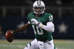 ARLINGTON, TX - NOVEMBER 26:  Robert Griffin III #10 of the Baylor Bears passes against the Texas Tech Red Raiders at Cowboys Stadium on November 26, 2011 in Arlington, Texas.  (Photo by Ronald Martinez/Getty Images)