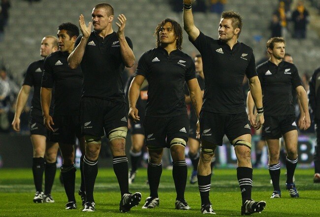 AUCKLAND, NEW ZEALAND - JULY 21:  All Blacks captain Richie McCaw and team mates thanks the crowd after winning the 2007 Tri Nations series Bledisloe Cup match between the New Zealand All Blacks and the Australian Wallabies at Eden Park on July 21, 2007 in Auckland, New Zealand.  (Photo by Cameron Spencer/Getty Images)