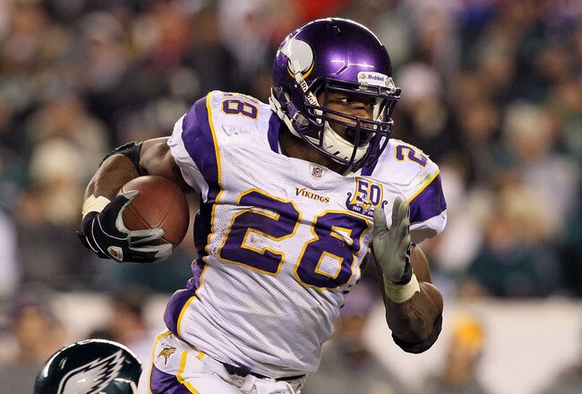 PHILADELPHIA, PA - DECEMBER 28: Adrian Peterson #28 of the Minnesota Vikings runs against the Philadelphia Eagles at Lincoln Financial Field on December 28, 2010 in Philadelphia, Pennsylvania. (Photo by Jim McIsaac/Getty Images)