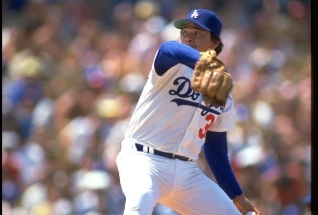 UNDATED:  FERNANDO VALENZUELA OF THE LOS ANGELES DODGERS DELIVERS A PITCH AT DODGER STADIUM IN LOS ANGELES, CALIFORNIA.  MANDATORY CREDIT: MIKE POWELL/ALLSPORT.