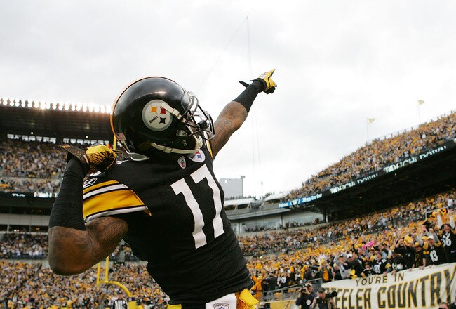 PITTSBURGH, PA - DECEMBER 04:  Mike Wallace #17 of the Pittsburgh Steelers celebrates following his touchdown against the Cincinnati Bengals in the first half during the game on December 4, 2011 at Heinz Field in Pittsburgh, Pennsylvania.  (Photo by Jared Wickerham/Getty Images)