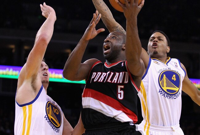 OAKLAND, CA - FEBRUARY 15:  Raymond Felton #5 of the Portland Trail Blazers drives on David Lee #10 and Brandon Rush #4 of the Golden State Warriors at Oracle Arena on February 15, 2012 in Oakland, California. NOTE TO USER: User expressly acknowledges and agrees that, by downloading and or using this photograph, User is consenting to the terms and conditions of the Getty Images License Agreement.  (Photo by Ezra Shaw/Getty Images)