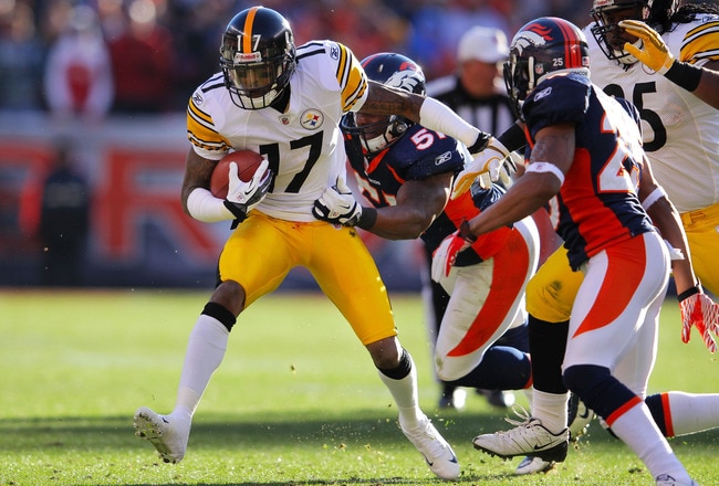 DENVER, CO - JANUARY 08:  Mike Wallace #17 of the Pittsburgh Steelers runs with the ball after a catch against the Denver Broncos during the AFC Wild Card Playoff game at Sports Authority Field at Mile High on January 8, 2012 in Denver, Colorado.  (Photo by Doug Pensinger/Getty Images)