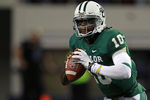 ARLINGTON, TX - NOVEMBER 26:  Robert Griffin III #10 of the Baylor Bears passes against the Texas Tech Red Raiders at Cowboys Stadium on November 26, 2011 in Arlington, Texas.  (Photo by Ronald Martinez/Getty Images)