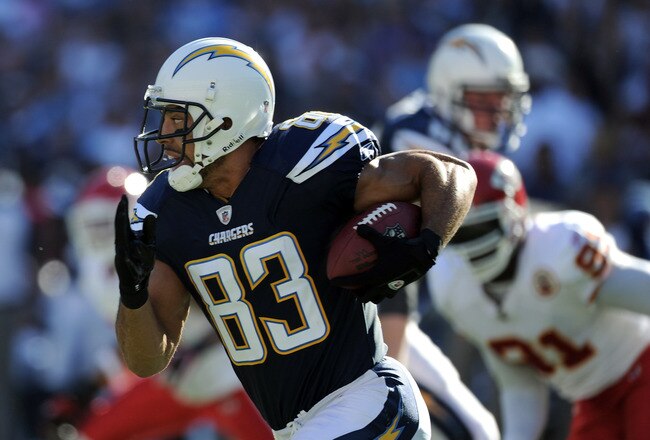 SAN DIEGO, CA - DECEMBER 12:  Vincent Jackson #83 of the San Diego Chargers carries the ball on a reverse against the Kansas City Chiefs during the first quarter at Qualcomm Stadium on December 12, 2010 in San Diego, California.  (Photo by Harry How/Getty Images)