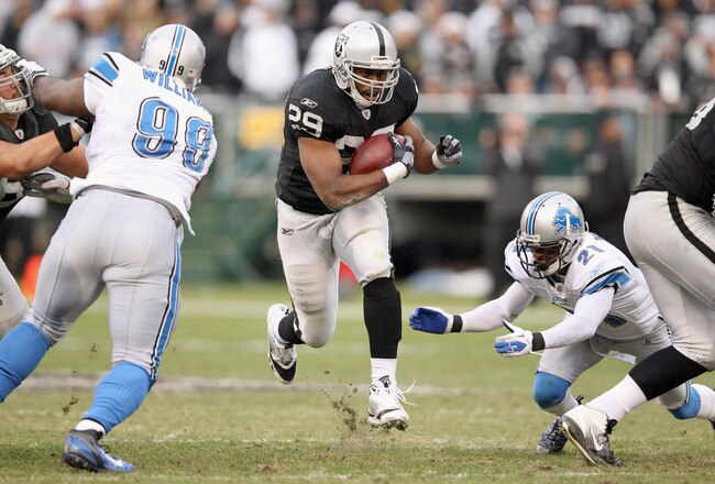 OAKLAND, CA - DECEMBER 18:  Michael Bush #29 of the Oakland Raiders runs with the ball against the Detroit Lions at O.co Coliseum on December 18, 2011 in Oakland, California.  (Photo by Ezra Shaw/Getty Images)