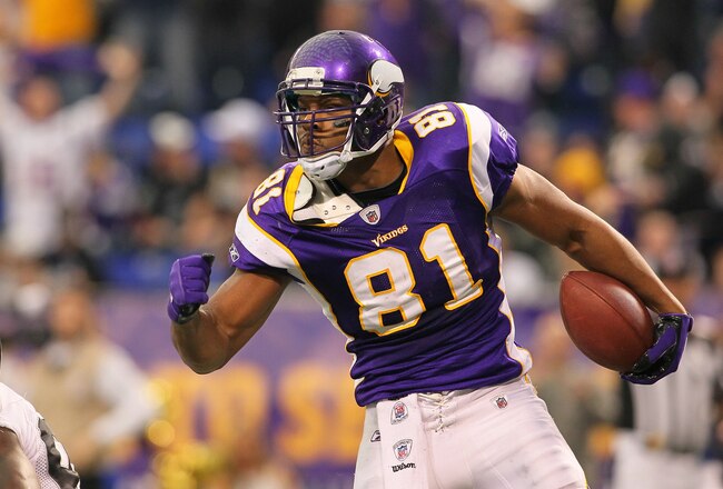 MINNEAPOLIS, MN - NOVEMBER 20: Visanthe Shiancoe #81 of the Minnesota Vikings celebrates a gain against the Oakland Raiders at the Hubert H. Humphrey Metrodome on November 20, 2011 in Minneapolis, Minnesota.  (Photo by Adam Bettcher /Getty Images)