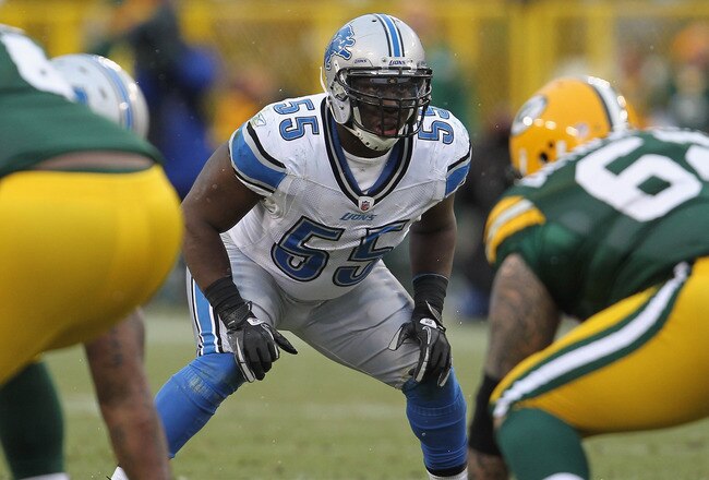 GREEN BAY, WI - JANUARY 01:  Stephen Tulloch #55 of the Detroit Lions awaits the snap against the Green Bay Packers at Lambeau Field on January 1, 2012 in Green Bay, Wisconsin. The Packers defeated the Lions 45-41.  (Photo by Jonathan Daniel/Getty Images)