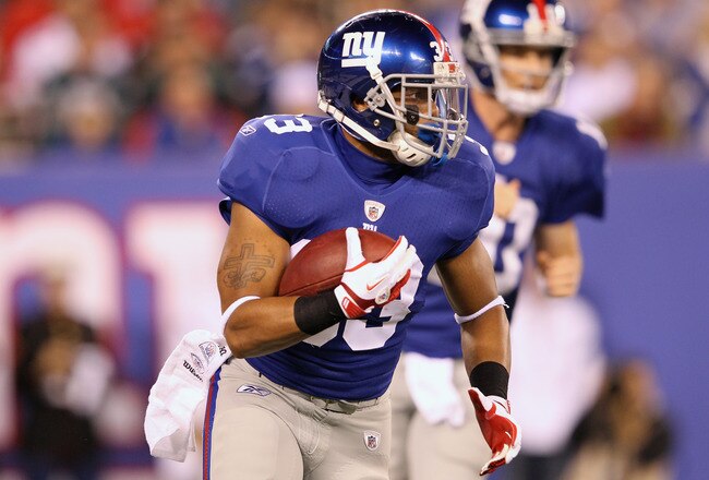 EAST RUTHERFORD, NJ - NOVEMBER 20:  Da'Rel Scott #33 of the New York Giants runs with the ball against the Philadelphia Eagles at MetLife Stadium on November 20, 2011 in East Rutherford, New Jersey.  (Photo by Al Bello/Getty Images)