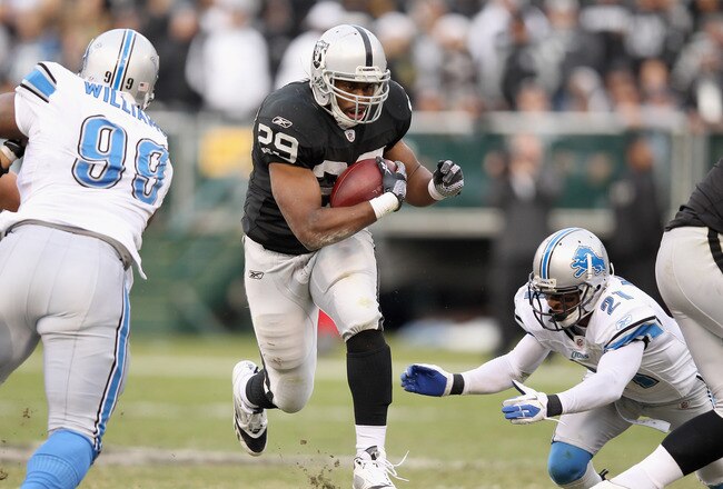 OAKLAND, CA - DECEMBER 18:  Michael Bush #29 of the Oakland Raiders runs with the ball against the Detroit Lions at O.co Coliseum on December 18, 2011 in Oakland, California.  (Photo by Ezra Shaw/Getty Images)