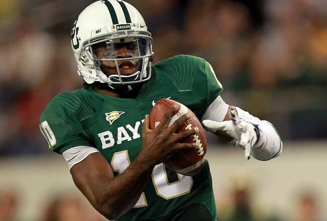 ARLINGTON, TX - NOVEMBER 26:  Robert Griffin III #10 of the Baylor Bears runs with the ball against the Texas Tech Red Raiders at Cowboys Stadium on November 26, 2011 in Arlington, Texas.  (Photo by Ronald Martinez/Getty Images)