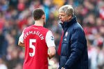 LONDON, ENGLAND - FEBRUARY 26:  Arsene Wenger, manager of Arsenal talks to Thomas Vermaelen of Arsenal during the Barclays Premier League match between Arsenal and Tottenham Hotspur at Emirates Stadium on February 26, 2012 in London, England.  (Photo by Clive Mason/Getty Images)