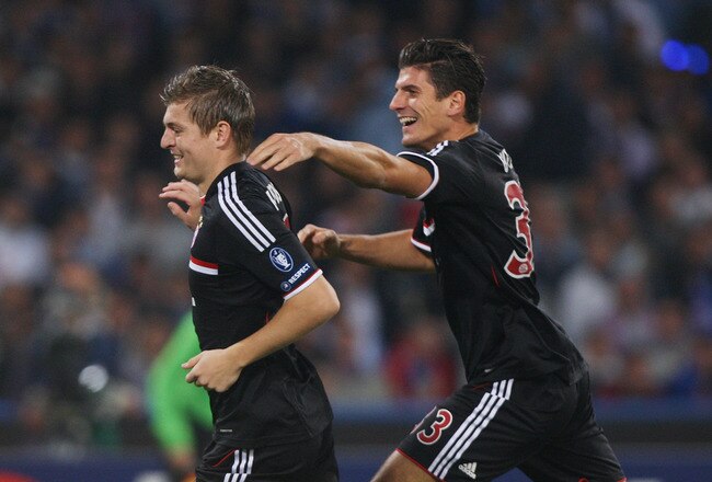 NAPLES, ITALY - OCTOBER 18: Toni Kroos (L) celebrates with his teammate Mario Gomez of FC Bayern Muenchen after scoring the opening goal  during the UEFA Champions League Group A match between SSC Napoli and FC Bayern Muenchen at Stadio San Paolo on October 18, 2011 in Naples, Italy.  (Photo by Paolo Bruno/Getty Images)