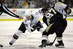 PITTSBURGH - NOVEMBER 12:  Steven Stamkos #91 of the Tampa Bay Lightning and Sidney Crosby #87 of the Pittsburgh Penguins take a face-off at Consol Energy Center on November 12, 2010 in Pittsburgh, Pennsylvania.  (Photo by Justin K. Aller/Getty Images)