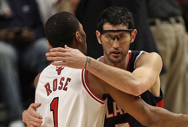 CHICAGO, IL - MARCH 11: Derrick Rose #1 of the Chicago Bulls hugs former teammate Kirk Hinrich #6 of the Atlanta Hawks before the start of a game at the United Center on March 11, 2011 in Chicago, Illinois. NOTE TO USER: User expressly acknowledges and agrees that, by downloading and/or using this photograph, User is consenting to the terms and conditions of the Getty Images License Agreement. (Photo by Jonathan Daniel/Getty Images)