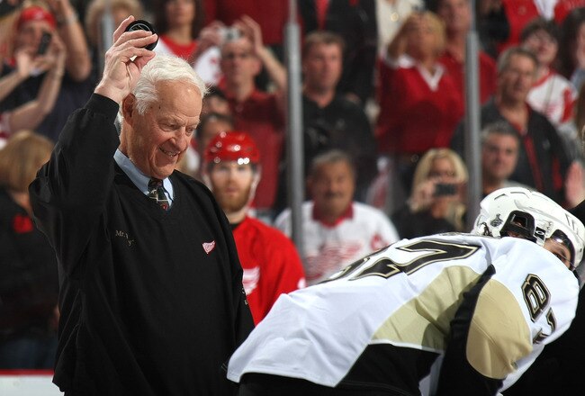 DETROIT - MAY 30:  Hall of Famer Gordie Howe prepares to drop the ceremonial puck before the Detroit Red Wings face Sidney Crosby #87 and the Pittsburgh Penguins in Game 1 of the 2009 Stanley Cup Finals at Joe Louis Arena on May 30, 2009 in Detroit, Michigan.  (Photo by Bruce Bennett/Getty Images)