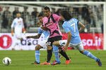 TURIN, ITALY - APRIL 01:  Arturo Vidal (C) of Juventus FC compete for the ball with Walter Gargano (L) and Edinson Cavani (R) of SSC Napoli during the Serie A match between Juventus FC and SSC Napoli at Juventus Arena on April 1, 2012 in Turin, Italy.  (Photo by Marco Luzzani/Getty Images)