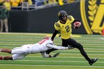 EUGENE, OR - OCTOBER 29: Quarterback Bryan Bennett #2 of the Oregon Ducks avoids the diving tackle of Deone Bucannon #20 of the Washington State Cougars in the third quarter of the game at Autzen Stadium on October 29, 2011 in Eugene, Oregon. Oregon won the game 43-28.(Photo by Steve Dykes/Getty Images)