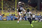 GLENDALE, AZ - JANUARY 10:  Darvin Adams #89 of the Auburn Tigers is unable to make a catch in the first half against Cliff Harris #13 of the Oregon Ducks during the Tostitos BCS National Championship Game at University of Phoenix Stadium on January 10, 2011 in Glendale, Arizona.  (Photo by Christian Petersen/Getty Images)