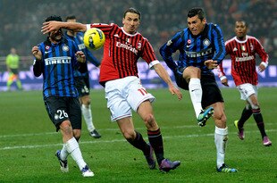 MILAN, ITALY - JANUARY 15:  Zlatan Ibrahimovic of AC Milan (centre L) and Lucio of FC Internazionale Milano compete for the ball during the Serie A match between AC Milan and FC Internazionale Milano at Stadio Giuseppe Meazza on January 15, 2012 in Milan, Italy.  (Photo by Claudio Villa/Getty Images)