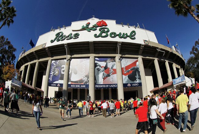 PASADENA, CA - JANUARY 02:  Fans stand outside the before the 98th Rose Bowl Game between the Oregon Ducks and the Wisconsin Badgers on January 2, 2012 in Pasadena, California.  (Photo by Stephen Dunn/Getty Images)