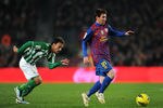 BARCELONA, SPAIN - JANUARY 15: Javier Matilla (L) of Real Betis Balompie tries to keep up with Lionel Messi of FC Barcelona during the la Liga match between FC Barcelona and Real Betis Balompie at the Camp Nou stadium on January 15, 2012 in Barcelona, Spain.  (Photo by Jasper Juinen/Getty Images)