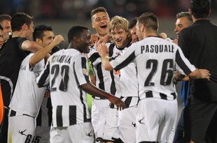 CATANIA, ITALY - MAY 13: Players of Udinese celebrate after the Serie A between Catania Calcio and Udinese Calcio at Stadio Angelo Massimino on May 13, 2012 in Catania, Italy.  (Photo by Maurizio Lagana/Getty Images)