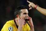 BARCELONA, SPAIN - MARCH 08:  Robin van Persie of Arsenal reacts to referee Massimo Busacca after receiving a red card during the UEFA Champions League round of 16 second leg match between Barcelona and Arsenal on March 8, 2011 in Barcelona, Spain.  (Photo by Jasper Juinen/Getty Images)