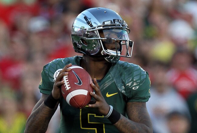 PASADENA, CA - JANUARY 02:  Quarterback Darron Thomas #5 of the Oregon Ducks is looking to pass while taking on the Wisconsin Badgers at the 98th Rose Bowl Game on January 2, 2012 in Pasadena, California.  (Photo by Stephen Dunn/Getty Images)