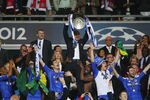 MUNICH, GERMANY - MAY 19:  Roberto Di Matteo interim manager of Chelsea lifts the trophy in celebration after their victory in the UEFA Champions League Final between FC Bayern Muenchen and Chelsea at the Fussball Arena München on May 19, 2012 in Munich, Germany.  (Photo by Alex Livesey/Getty Images)