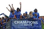 LONDON, ENGLAND - MAY 20:  Roman Abramovich and the Chelsea team celebrate from an open top bus during the Chelsea victory parade following their UEFA Champions League and FA Cup victories on May 20, 2012 in London, England. (Photo by Steve Bardens/Getty Images)