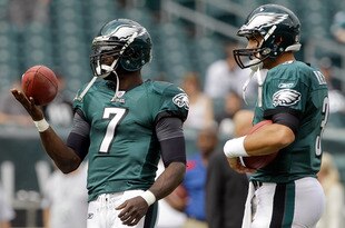 PHILADELPHIA, PA - SEPTEMBER 25:  Quarterbacks  Michael Vick #7 of the Philadelphia Eagles and  Mike Kafka #3 warm up before the start of their game against the New York Giants at Lincoln Financial Field on September 25, 2011 in Philadelphia, Pennsylvania.  (Photo by Rob Carr/Getty Images)