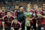 MILAN, ITALY - AUGUST 21:  Tha players of AC Milan and AC Milan chairman Silvio Berlusconi celebrate after winning the Berlusconi Trophy during the Berlusconi Trophy match between AC Milan and Juventus FC at Giuseppe Meazza Stadium on August 21, 2011 in Milan, Italy.  (Photo by Claudio Villa/Getty Images)