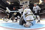 PITTSBURGH, PA - NOVEMBER 11:  Goaltender Kari Lehtonen #32 of the Dallas Stars defends the net against the Pittsburgh Penguins on November 11, 2011 at CONSOL Energy Center in Pittsburgh, Pennsylvania.  (Photo by Jamie Sabau/Getty Images)