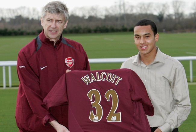 LONDON - JANUARY 20: Arsenal Manager Arsene Wenger and new signing Theo Walcott, 16, pose for the media at the Arsenal training ground on January 20, 2006 in London, England. (Photo by Mark Thompson/Getty Images)