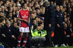 LONDON, ENGLAND - APRIL 14:  Manager of Arsenal Arsene Wenger speaks to Robin Van Persie before bringing him on during the Barclays Premier League match between Tottenham Hotspur and Arsenal at White Hart Lane on April 14, 2010 in London, England.  (Photo by Shaun Botterill/Getty Images)