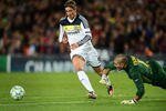 BARCELONA, SPAIN - APRIL 24:  Fernando Torres (L) of Chelsea passes by goalkeeper Victor Valdes of Barcelona to score the equalizing goal during the UEFA Champions League Semi Final second leg match between FC Barcelona and Chelsea FC at the Camp Nou stadium on April 24, 2012 in Barcelona, Spain.  (Photo by Jasper Juinen/Getty Images)