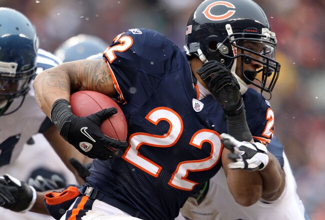 CHICAGO, IL - JANUARY 16:  Matt Forte #22 of the Chicago Bears runs the ball against the Seattle Seahawks in the 2011 NFC divisional playoff game at Soldier Field on January 16, 2011 in Chicago, Illinois.  (Photo by Andy Lyons/Getty Images)